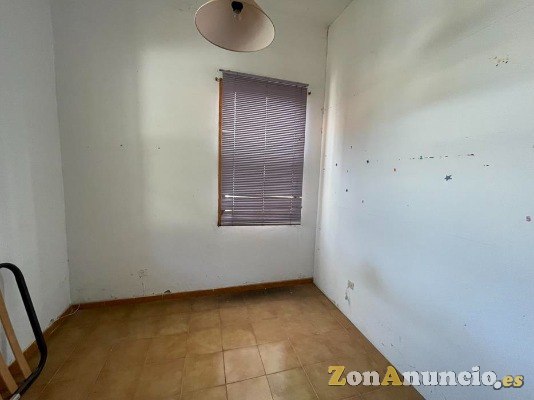 ID-466  Pequeña casa adosada en una zona cerca